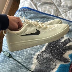 Nike SB Nyjah 2 white and black. Never worn out only tried on.